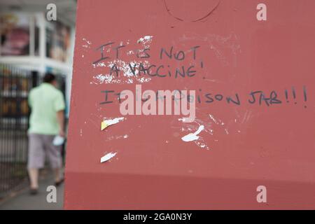 London, Großbritannien, 28. Juli 2021: Anti-Impfstoff-Graffiti auf einer Recycling-Bank in Brixton, London. Ein Vaxxer hat geschrieben: „Es handelt sich nicht um einen Impfstoff! Es ist ein Giftstoß!!!“ In schwarzem Stift. Anna Watson/Alamy Live News Stockfoto