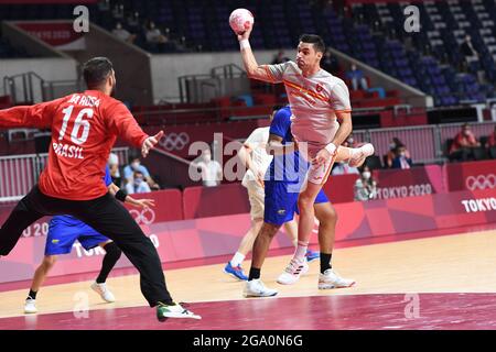 Tokio, Japan. Juli 2021. Handball: Olympiade, Vorrunde, Gruppe A, Brasilien - Spanien, im Yoyogi-Nationalstadion. Der spanische Engel Fernandez (r) Perez in Aktion. Quelle: Swen Pförtner/dpa/Alamy Live News Stockfoto