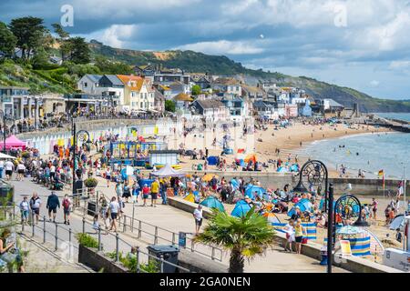 Lyme Regis, Dorset, Großbritannien. Juli 2021. Wetter in Großbritannien: Urlauber genießen warme Sonnenzauber am Strand im Badeort Lyme Regis. Kredit: Celia McMahon/Alamy Live Nachrichten Stockfoto