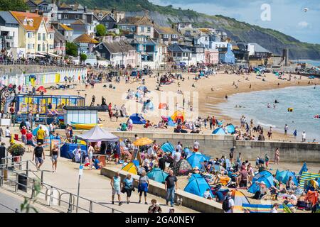 Lyme Regis, Dorset, Großbritannien. Juli 2021. Wetter in Großbritannien: Urlauber genießen warme Sonnenzauber am Strand im Badeort Lyme Regis. Kredit: Celia McMahon/Alamy Live Nachrichten Stockfoto