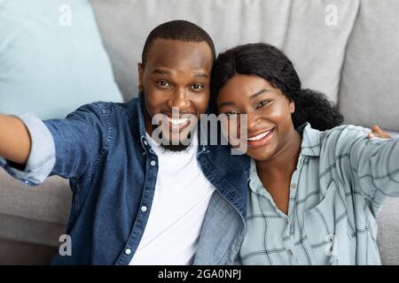 Porträt Eines Glücklichen Jungen Afroamerikanischen Paares, Das Zu Hause Selfie Zusammen Nimmt Stockfoto