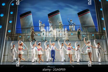 Sutton Foster und die Besetzung während einer Fotoserie für das Musical Anything Goes, bevor die Produktion im Barbican Theatre, London, eröffnet wird. Bilddatum: Mittwoch, 28. Juli 2021. Stockfoto