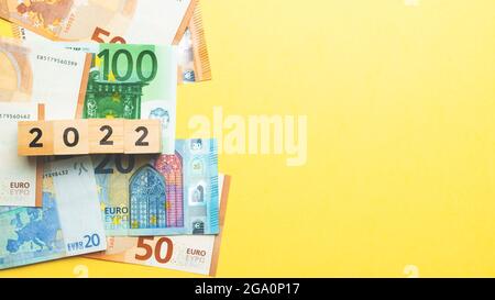 Konzept für europäischen GeldEuro und Währung im Jahr 2022 mit Kopieplatz. Stockfoto