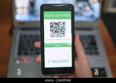 Frau hält covid19 Impfstoff qr-Code Green Pass Zertifikat auf einem Smartphone, Tech Stockfoto