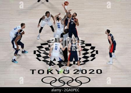 Saitama, Japan. Juli 2021. Der Mitteltschechische Ondrej Balvin (12) und Rudy Gobertin aus Frankreich (27) in Aktion während der Basketball-Gruppe EIN Spiel Tschechien gegen Frankreich bei den Olympischen Sommerspielen 2020 in Tokio, Japan, 28. Juli 2021. Quelle: Ondrej Deml/CTK Photo/Alamy Live News Stockfoto