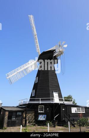 Draper's Mill, oder Old Mill, eine denkmalgeschützte, schwarze, verwitterungsverwitterungsgeschützte traditionelle Kentish Smock Mill, die 1845 von John Holman in Margate, Großbritannien, erbaut wurde Stockfoto