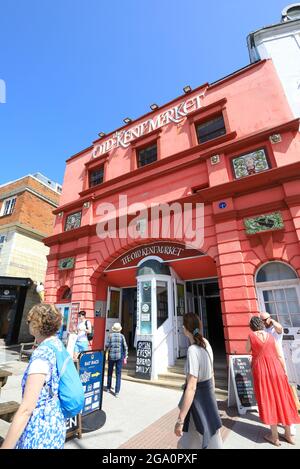 Außenansicht des Old Kent Market, auf dem Gelände des alten Parade Kinos und jetzt liebevoll als Hallenmarkt restauriert, in Margate, Kent, Großbritannien Stockfoto