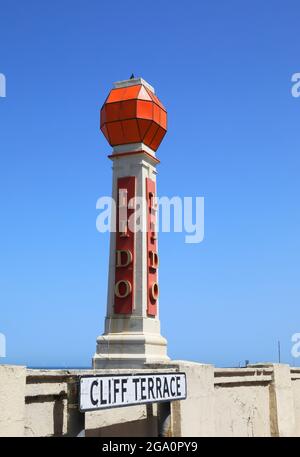 Der Art déco-Turm für das Cliftonville Lido aus den 1920er Jahren, der 1978 an Bord ging und nun voraussichtlich vom britischen Govt Coastal Revival Fund von Margate profitieren wird Stockfoto