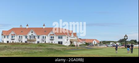 Golf Clubhouse im Trump Turnberry Hotel und Golfplatz in South Ayrshire, Schottland, mit Spielern, die auf dem Übungsgrün spielen Stockfoto