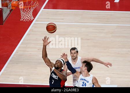 Saitama, Japan. Juli 2021. Von links Guerschon Yabusele aus Frankreich und die Tschechen Jaromir Bohacik, Jan Vesely im Einsatz während des Basketball-Gruppen-A-Spiels Tschechien gegen Frankreich bei den Olympischen Sommerspielen 2020 in Tokio, Japan, 28. Juli 2021. Quelle: Ondrej Deml/CTK Photo/Alamy Live News Stockfoto