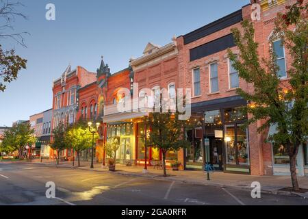 Provo, Utah, USA Innenstadt an der Center Street in der Dämmerung. Stockfoto