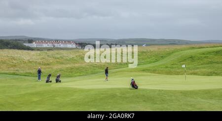Golfer auf dem Green auf dem Ailsa-Golfplatz im Trump Turnberry Hotel und Golfplatz in South Ayrshire, Schottland, Großbritannien Stockfoto