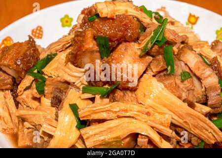 Ein köstliches chinesisches Gericht, geschmortes Schweinefleisch mit yuba Stockfoto