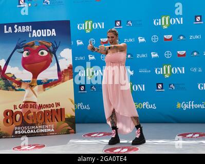 Giffoni Valle Piana, Italien. Juli 2021. Special Guests Sabrina Cereseto mit dem Künstlernamen 'lasabrigamer' eine der italienischen Stimmen des Films 'in 80 Tagen um die Welt' beim Giffoni Film Festival. (Foto: Ciro Esposito/Pacific Press) Quelle: Pacific Press Media Production Corp./Alamy Live News Stockfoto