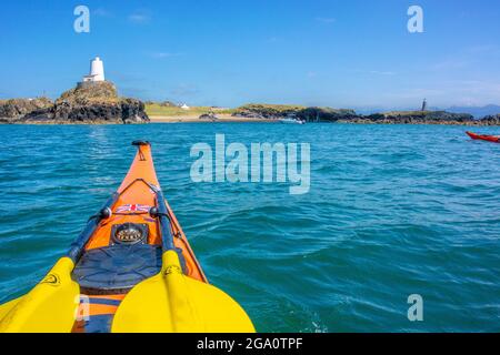 Seekajak vor der Küste von Anglesey auf Llanddwyn Island, North Wales, Großbritannien Stockfoto