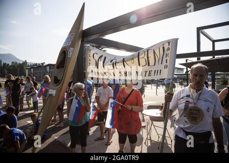 Zgornji Brnik, Slowenien. Juli 2021. Die Fans warten darauf, dass Benjamin Savsek, slowenischer olympiasieger im Kanuslalom, am Flughafen von Ljubljana ankommt.am Montag gewann Benjamin Savsek Sloweniens erstes Kanuslalom-Gold bei den Olympischen Spielen in Tokio. Kredit: SOPA Images Limited/Alamy Live Nachrichten Stockfoto