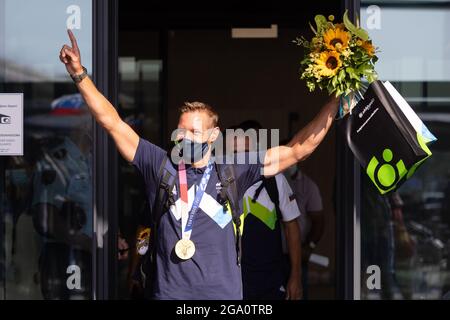Zgornji Brnik, Slowenien. Juli 2021. Benjamin Savsek, slowenischer Goldmedaillengewinnerin im Kanuslalom bei den Olympischen Spielen in Tokio, kommt am Flughafen Ljubljana an.Benjamin Savsek gewann am Montag Sloweniens erstes Kanuslalom-Gold bei den Olympischen Spielen in Tokio. Kredit: SOPA Images Limited/Alamy Live Nachrichten Stockfoto