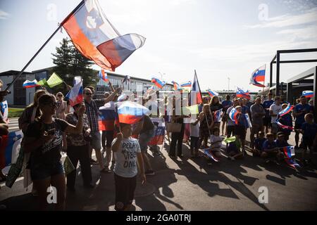 Zgornji Brnik, Slowenien. Juli 2021. Die Fans winken slowenische Flaggen, als sie auf Benjamin Savsek, den olympischen Goldmedaillengewinnerin im Kanuslalom, warten, der am Flughafen Ljubljana ankommt.am Montag gewann Benjamin Savsek Sloweniens erstes Kanuslalom-Gold bei den Olympischen Spielen in Tokio. Kredit: SOPA Images Limited/Alamy Live Nachrichten Stockfoto