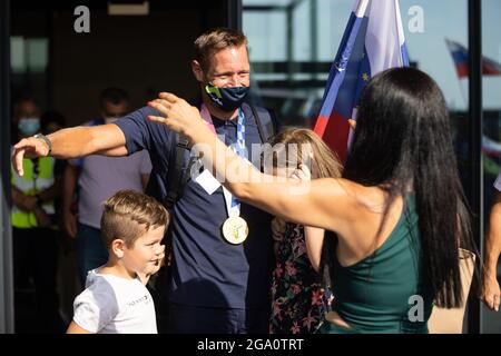 Zgornji Brnik, Slowenien. Juli 2021. Benjamin Savsek, slowenischer Goldmedaillengewinnerin im Kanuslalom bei den Olympischen Spielen in Tokio, umarmt seine Familie bei der Ankunft am Flughafen Ljubljana, Slowenien. Benjamin Savsek gewann am Montag bei den Olympischen Spielen in Tokio Sloweniens ersten Kanuslalom-Gold. Kredit: SOPA Images Limited/Alamy Live Nachrichten Stockfoto