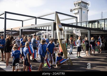 Zgornji Brnik, Slowenien. Juli 2021. Die Fans warten darauf, dass Benjamin Savsek, slowenischer olympiasieger im Kanuslalom, am Flughafen Ljubljana ankommt. Benjamin Savsek gewann am Montag bei den Olympischen Spielen in Tokio Sloweniens ersten Kanuslalom-Gold. Kredit: SOPA Images Limited/Alamy Live Nachrichten Stockfoto