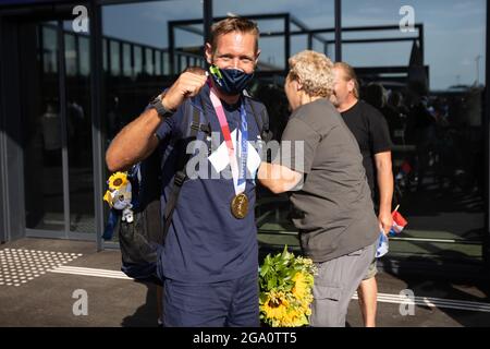 Zgornji Brnik, Slowenien. Juli 2021. Benjamin Savsek, slowenischer Goldmedaillengewinnerin im Kanuslalom bei den Olympischen Spielen in Tokio, kommt am Flughafen Ljubljana an.Benjamin Savsek gewann am Montag Sloweniens erstes Kanuslalom-Gold bei den Olympischen Spielen in Tokio. Kredit: SOPA Images Limited/Alamy Live Nachrichten Stockfoto