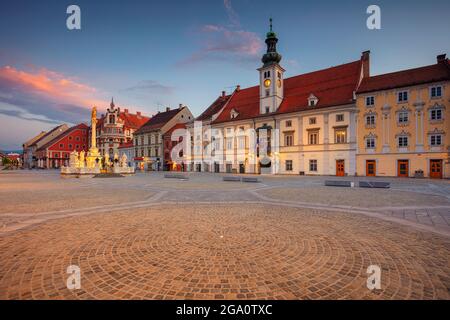 Maribor, Slowenien. Stadtbild von Maribor, Slowenien mit dem Hauptplatz und dem Rathaus bei Sommersonnenaufgang. Stockfoto