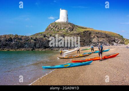 Seekajak vor der Küste von Anglesey auf Llanddwyn Island, North Wales, Großbritannien Stockfoto