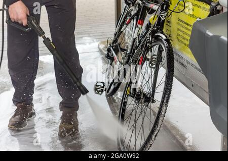 Königsberg, Russland, 1. März 2020. Das Fahrrad waschen. Waschen Sie Ihr Fahrrad bei einer Autowäsche. Reinigen Sie Ihr Fahrrad von Schmutz. Stockfoto