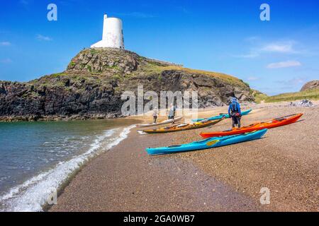 Seekajak vor der Küste von Anglesey auf Llanddwyn Island, North Wales, Großbritannien Stockfoto