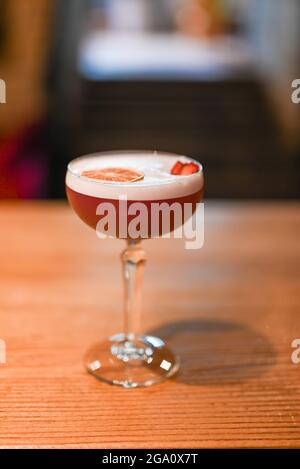 Köstliches Getränk alkoholischen Cocktail rot an der Bar Stockfoto