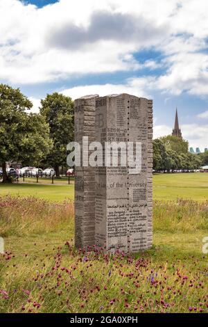 CAMBRIDGE ENGLAND PARKERS PIECE FIELDS DAS FUSSBALLDENKMAL CAMBRIDGE RULES IST VON BLUMEN UMGEBEN Stockfoto