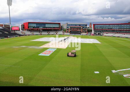 Manchester, Großbritannien. Juli 2021. Die Abdeckungen sind an einem nassen und trüben bei Old Trafford für die heutigen hundert Spiele mit mehr Regen erwartet in Manchester, Großbritannien am 7/28/2021. (Foto von Conor Molloy/News Images/Sipa USA) Quelle: SIPA USA/Alamy Live News Stockfoto