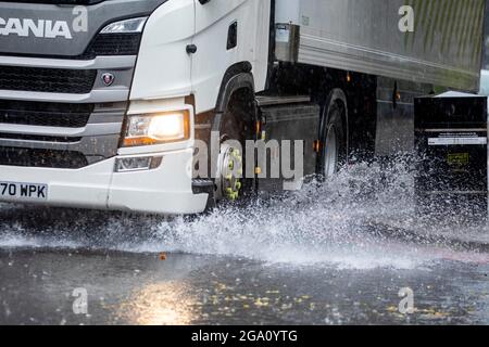 PIC Shows; ein weiterer längerer schwerer Regensturm in London Mittwoch 28.7.21 Menschen in Nord-London gefangen, Archway Road tückischen nassen Straßen und Stockfoto