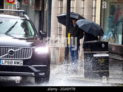 PIC Shows; ein weiterer längerer schwerer Regensturm in London Mittwoch 28.7.21 Menschen in Nord-London gefangen, Archway Road tückischen nassen Straßen und Stockfoto