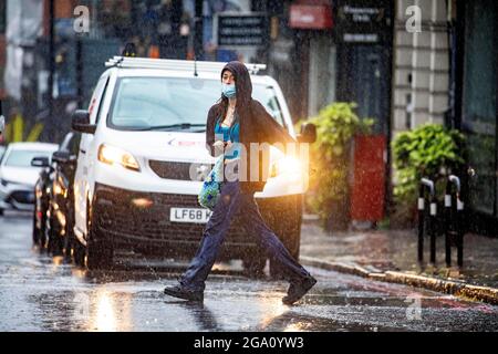 PIC Shows; ein weiterer längerer schwerer Regensturm in London Mittwoch 28.7.21 Menschen in Nord-London gefangen, Archway Road tückischen nassen Straßen und Stockfoto