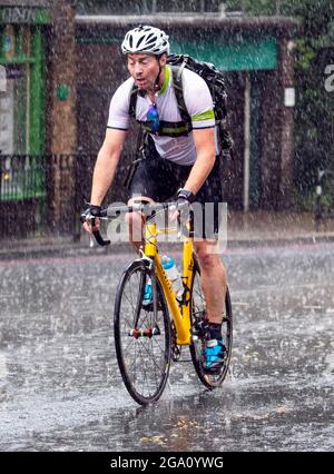 PIC Shows; ein weiterer längerer schwerer Regensturm in London Mittwoch 28.7.21 Menschen in Nord-London gefangen, Archway Road tückischen nassen Straßen und Stockfoto