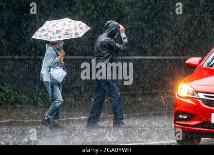 PIC Shows; ein weiterer längerer schwerer Regensturm in London Mittwoch 28.7.21 Menschen in Nord-London gefangen, Archway Road tückischen nassen Straßen und Stockfoto