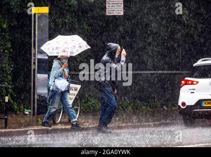 PIC Shows; ein weiterer längerer schwerer Regensturm in London Mittwoch 28.7.21 Menschen in Nord-London gefangen, Archway Road tückischen nassen Straßen und Stockfoto