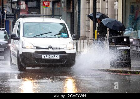 PIC Shows; ein weiterer längerer schwerer Regensturm in London Mittwoch 28.7.21 Menschen in Nord-London gefangen, Archway Road tückischen nassen Straßen und Stockfoto