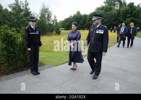 Die Innenministerin Priti Patel geht mit Martin Hewitt, dem Vorsitzenden des National Police Chiefs' Council, zusammen, während sie an der Enthüllung des UK Police Memorial im National Memorial Arboretum in Alrewas, Staffordshire, teilnimmt. Das £4.5 Million Denkmal erinnert an alle Mitarbeiter, die seit der Gründung der Bow Street Runners im Jahr 1749 ihr Leben verloren haben. Bilddatum: Mittwoch, 28. Juli 2021. Stockfoto