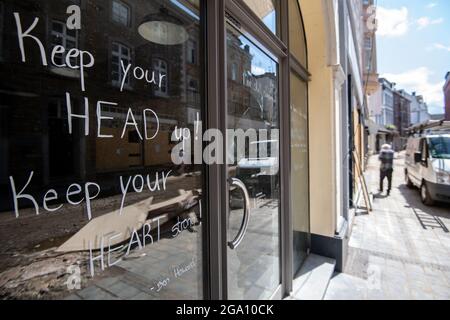 Stolberg, Deutschland. Juli 2021. „Keep Your Head Up! Halte dein Herz stark!“ Steht auf einer Ladenfront in der Innenstadt. Die Stadt der 60,000 wurde von den Überschwemmungen hart getroffen. Quelle: Marius Becker/dpa/Alamy Live News Stockfoto