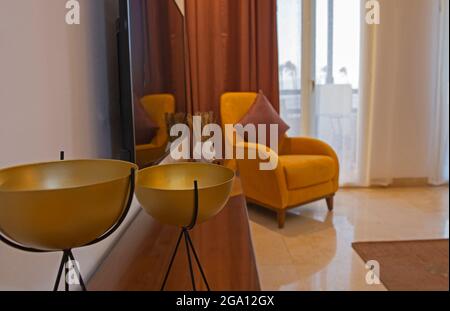 Wohnzimmer Lounge-Bereich in Luxus-Apartment Show Home mit Inneneinrichtung Einrichtung mit Balkon und Fernseher Stockfoto
