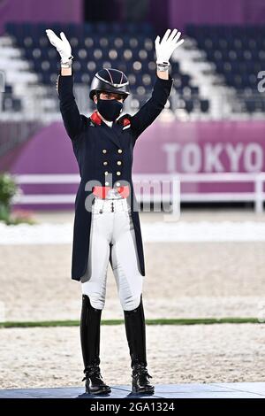 Tokio, Japan. Juli 2021. Individuelles Dressurfinale. Reitpark. 1-1. 2Chome. Kamiyogas. Setagaya. Tokio. Die Bronzemedaillengewinnerin Charlotte Dujardin (GBR) winkt vom Podium. Kredit Garry Bowden/Sport in Pictures/Alamy live News Kredit: Sport in Pictures/Alamy Live News Stockfoto