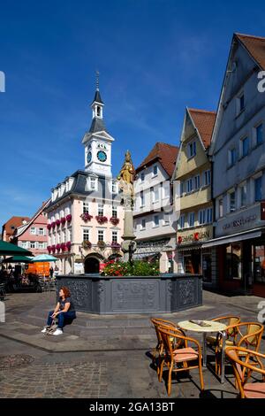 Marktplatz in Aalen: Marktbrunnen mit Statue Joseph I. Historisches Rathaus im Hintergrund, Kreis Ostalb, Baden-Württemberg, Deutschland Stockfoto