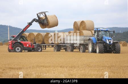 Blankenburg, Deutschland. Juli 2021. Strohballen werden auf einem Feld im Vorland des Harzes beladen. Quelle: Matthias Bein/dpa-Zentralbild/ZB/dpa/Alamy Live News Stockfoto