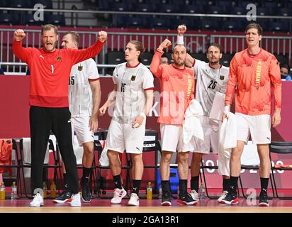 Tokio, Japan. Juli 2021. Handball: Olympische Spiele, Frankreich - Deutschland, Vorrunde, Gruppe A, Matchday 3. Die deutsche Bank freut sich. Quelle: Swen Pförtner/dpa/Alamy Live News Stockfoto