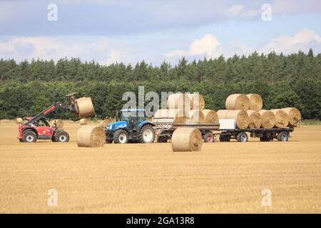 Blankenburg, Deutschland. Juli 2021. Strohballen werden auf einem Feld im Vorland des Harzes beladen. Quelle: Matthias Bein/dpa-Zentralbild/ZB/dpa/Alamy Live News Stockfoto