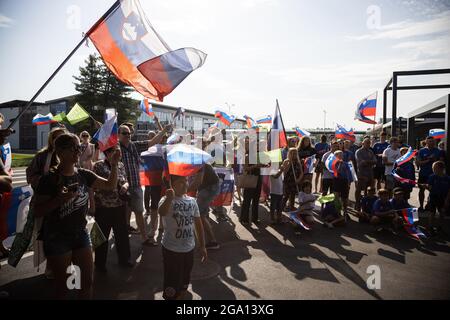 Zgornji Brnik, Slowenien. Juli 2021. Die Fans winken slowenische Flaggen, als sie auf Benjamin Savsek, den olympischen Goldmedaillengewinnerin im Kanuslalom, warten, der am Flughafen Ljubljana ankommt.am Montag gewann Benjamin Savsek Sloweniens erstes Kanuslalom-Gold bei den Olympischen Spielen in Tokio. (Foto: Luka Dakskobler/SOPA Images/Sipa USA) Quelle: SIPA USA/Alamy Live News Stockfoto