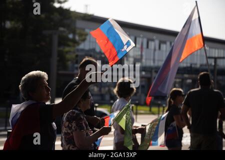 Zgornji Brnik, Slowenien. Juli 2021. Die Fans winken slowenische Flaggen, als sie auf Benjamin Savsek, den olympischen Goldmedaillengewinnerin im Kanuslalom, warten, der am Flughafen Ljubljana ankommt.am Montag gewann Benjamin Savsek Sloweniens erstes Kanuslalom-Gold bei den Olympischen Spielen in Tokio. (Foto: Luka Dakskobler/SOPA Images/Sipa USA) Quelle: SIPA USA/Alamy Live News Stockfoto