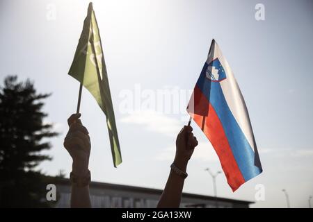 Zgornji Brnik, Slowenien. Juli 2021. Die Fans winken slowenische Flaggen, als sie auf Benjamin Savsek, den olympischen Goldmedaillengewinnerin im Kanuslalom, warten, der am Flughafen Ljubljana ankommt.am Montag gewann Benjamin Savsek Sloweniens erstes Kanuslalom-Gold bei den Olympischen Spielen in Tokio. (Foto: Luka Dakskobler/SOPA Images/Sipa USA) Quelle: SIPA USA/Alamy Live News Stockfoto